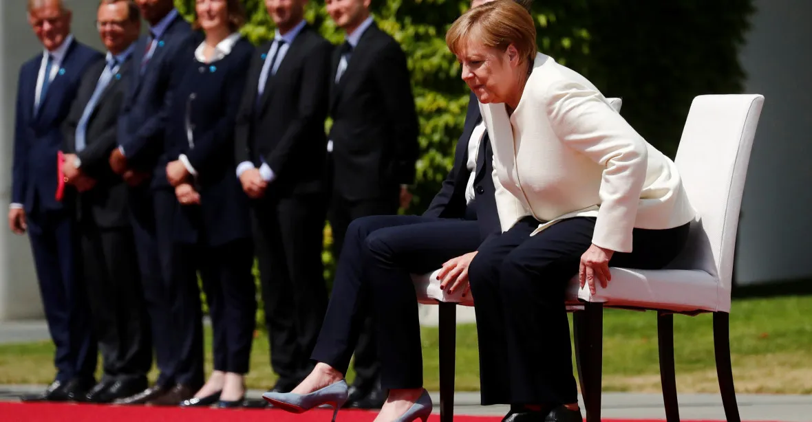 Je mi dobře, dělám pokroky, říká Merkelová o svém třesu. Hymnu si však vyslechla vsedě