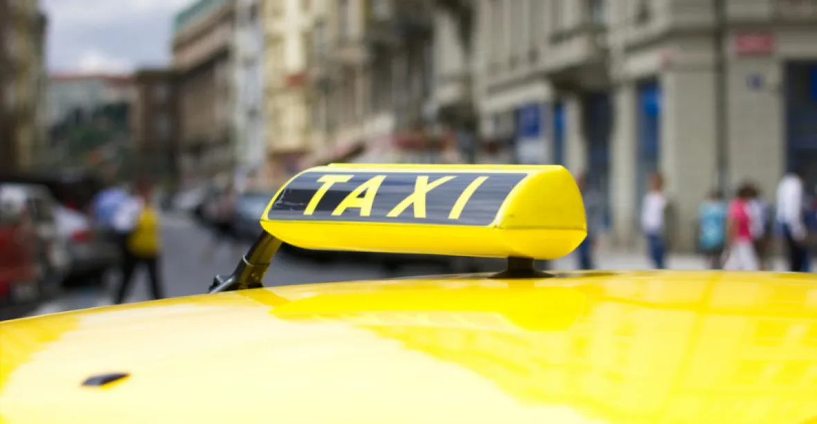 Rozpor v pražské koalici. TOP 09 a STAN nechtějí zdražit taxislužbu