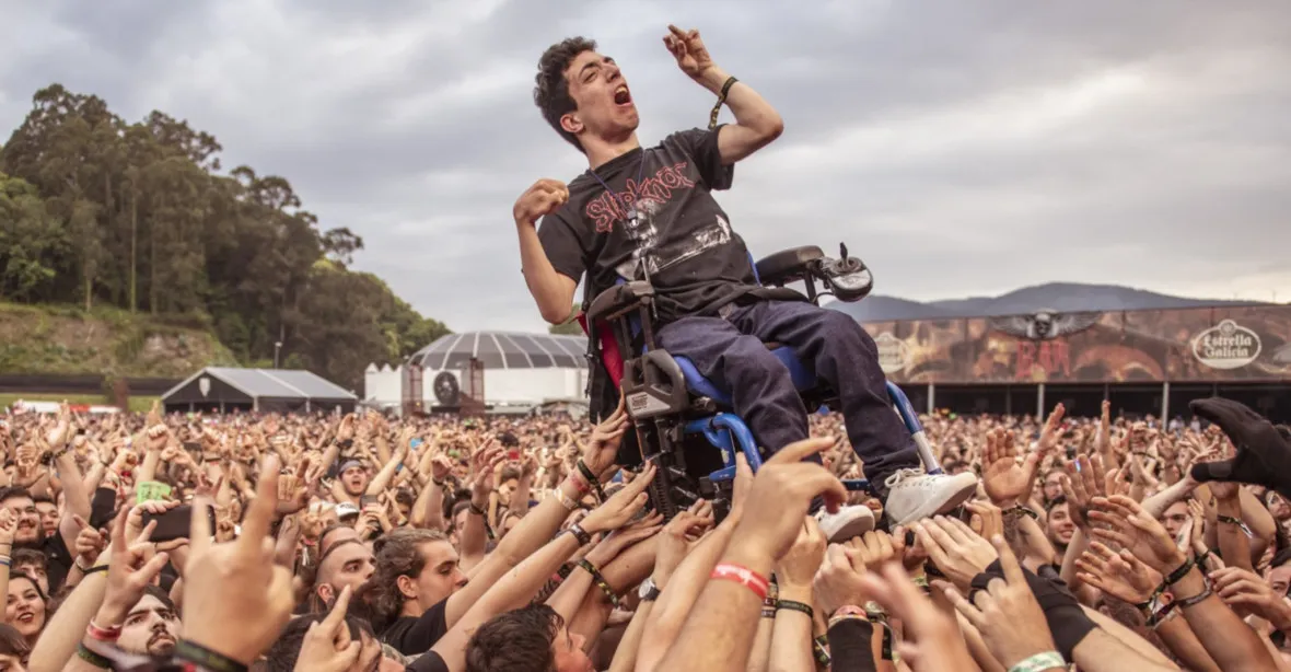 „Cítil jsem se jako bůh.“ Dojemná fotka vozíčkáře-metalisty obletěla svět