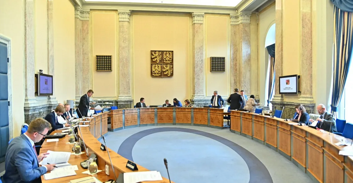 Vláda bude jednat bez ministrů ČSSD, ty čeká debata o budoucnosti v kabinetu