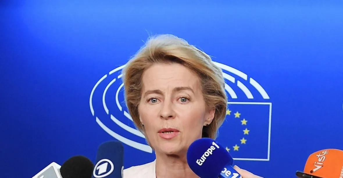 První žena v čele Evropy. Europoslanci zvolili novou šéfku komise von der Leyenovou