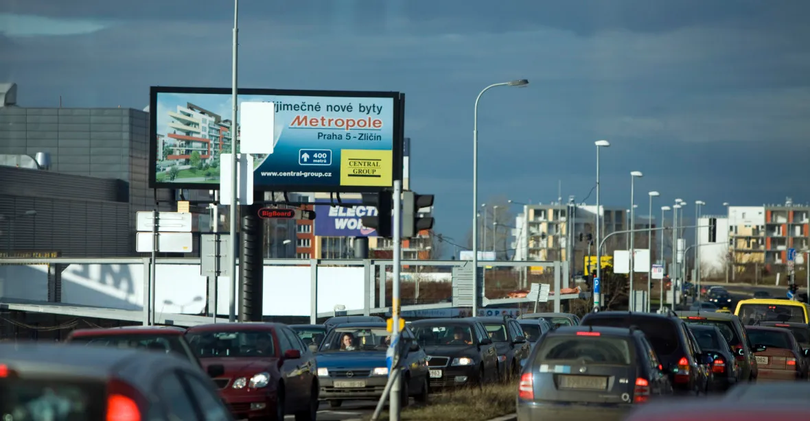 Zákaz billboardů u dálnic platí už dva roky, přesto tam jsou stále