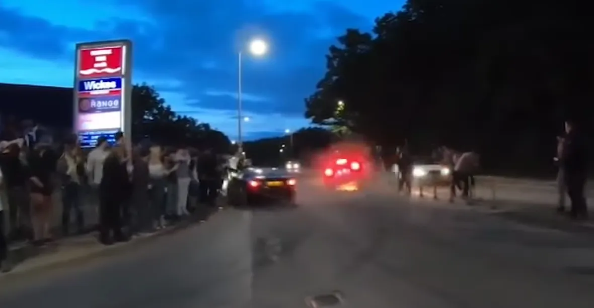 VIDEO: Auto po srážce najelo do přihlížejícího davu. Zranilo 17 lidí