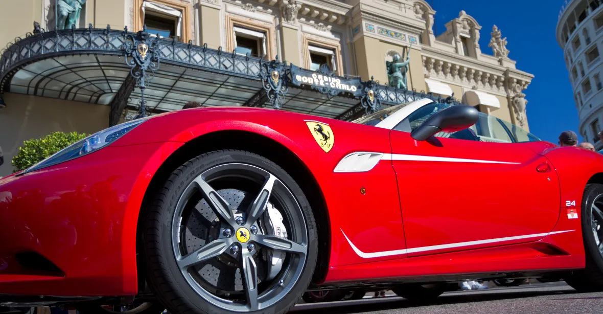 Ferrari za směšnou cenu? Policie odhalila gang vyrábějící zdařilé repliky supersportů