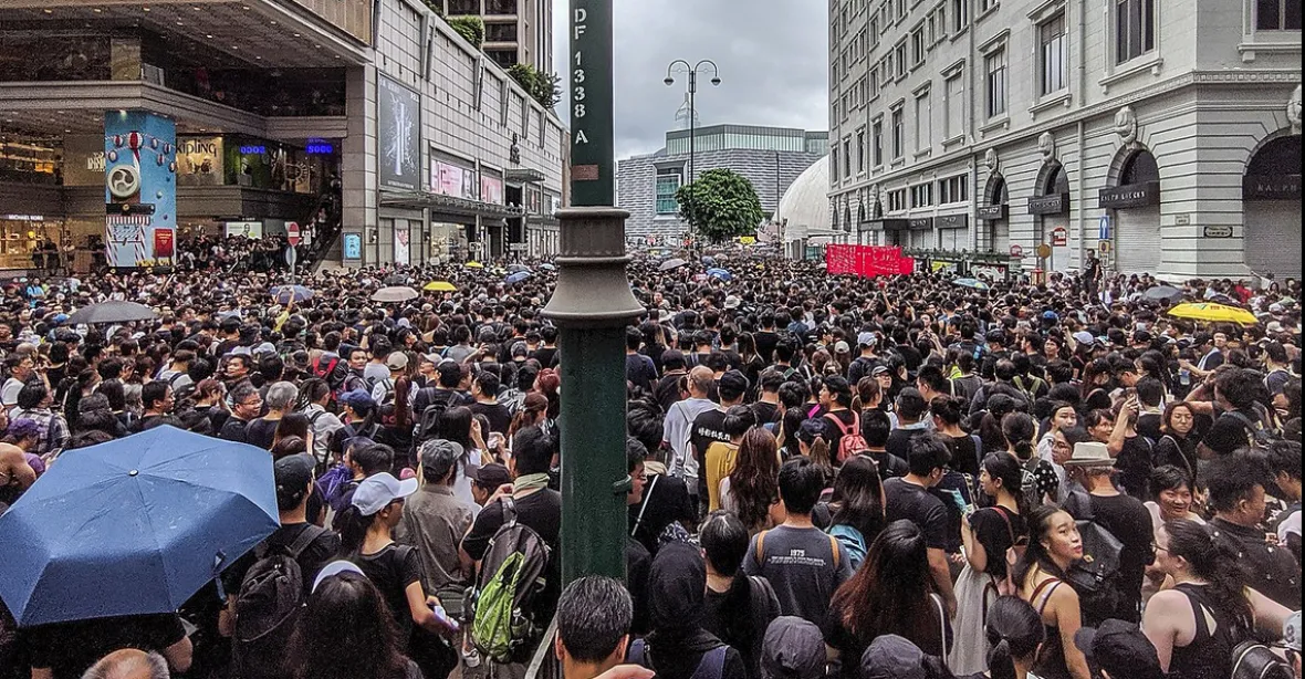 VIDEO: Masivní demonstrace v Hongkongu pokračují. Účastníci poničili čínský státní znak