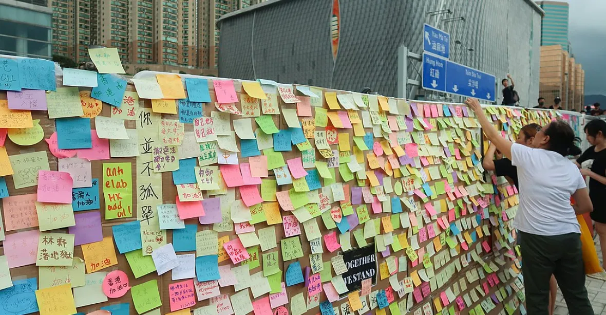 FOTO: Praha inspiruje Hongkong. Demonstranti vytvořili stovku Lennonových zdí