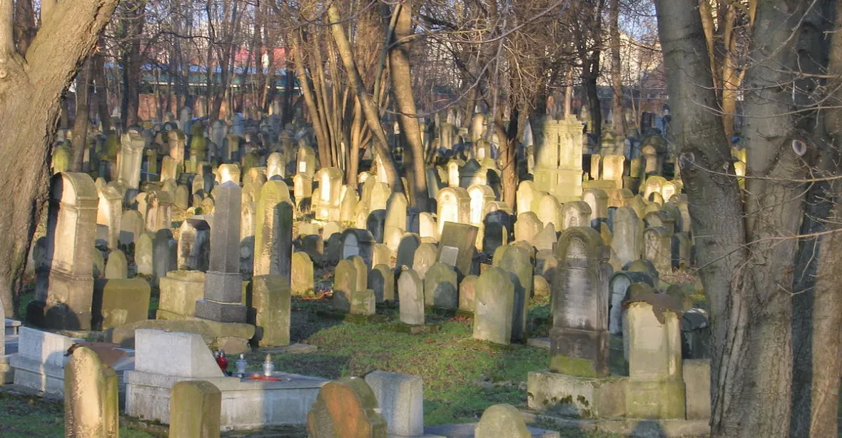 Židé jedí děti, nasprejovali vandalové na hřbitově