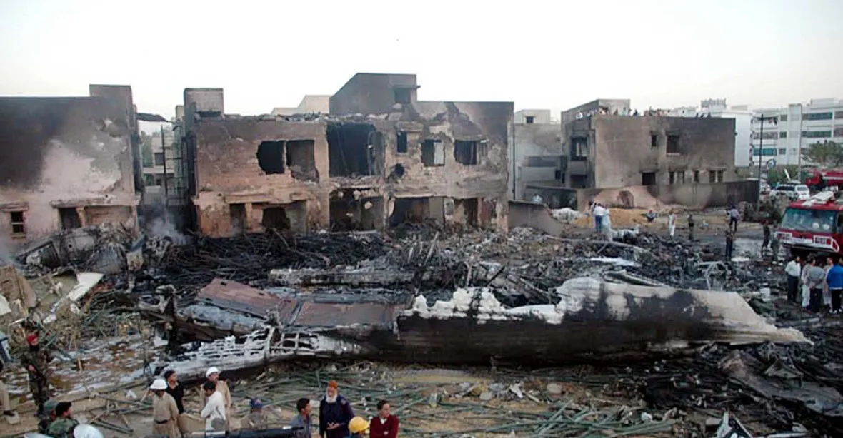 V pákistánském městě se zřítil vojenský letoun. Více než desítka mrtvých civilistů