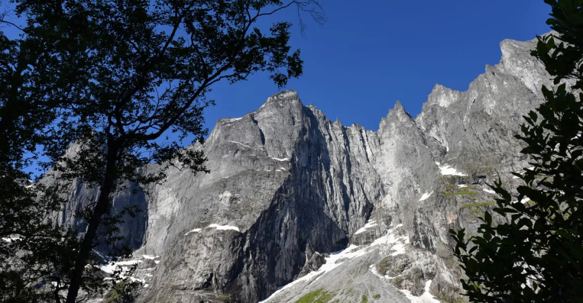Vrtulník v Norsku objevil na skalní stěně dva Čechy. Jsou zřejmě mrtví, soudí policie
