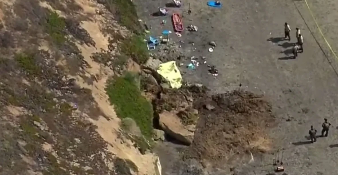 VIDEO: Na lidi na pláži se zřítily tuny pískovce, tři zemřeli