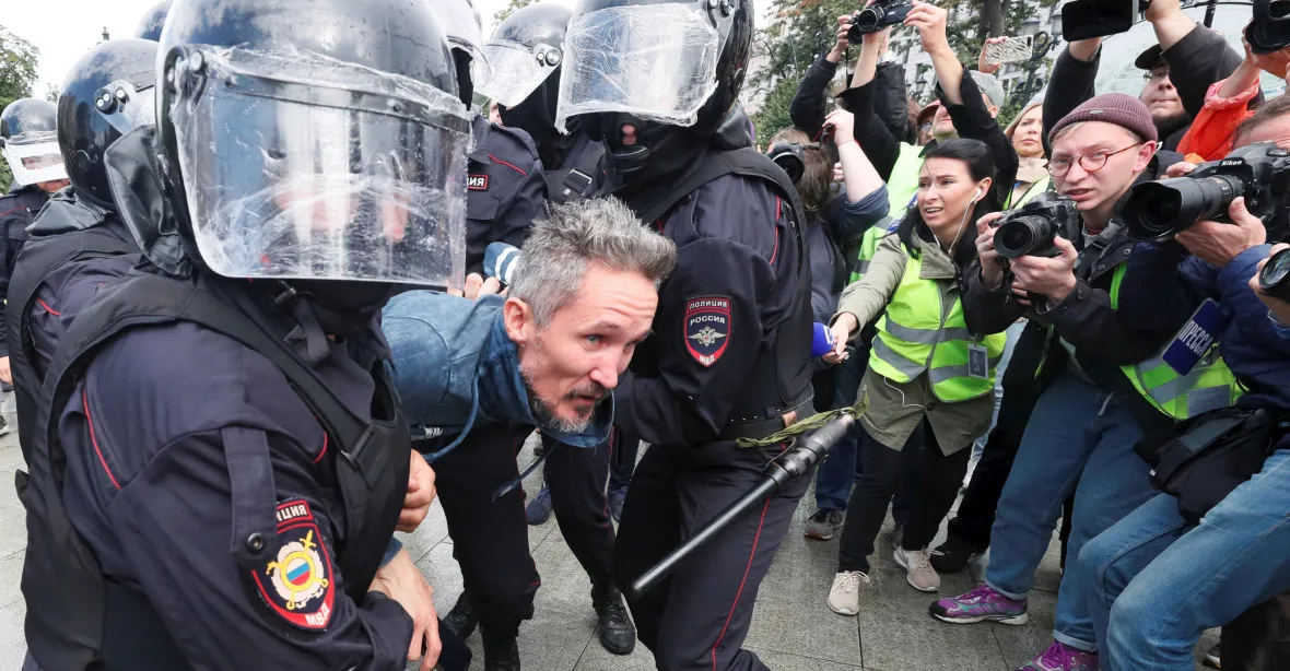 VIDEO: Ruská policie brutálně zasáhla proti demonstraci opozice