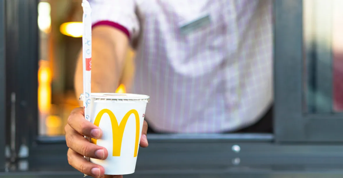 McDonald’s zavedl papírová brčka. Místo recyklování končí ale ve spalovnách