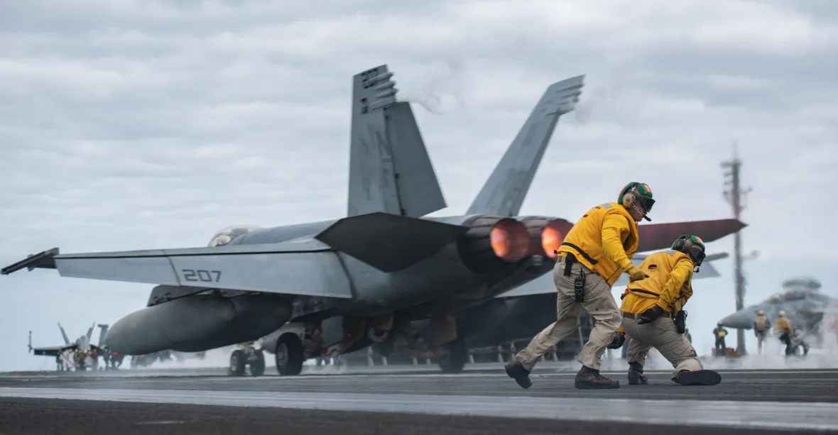 USA demonstrují sílu. Jihočínským mořem proplula letadlová loď USS Ronald Reagan