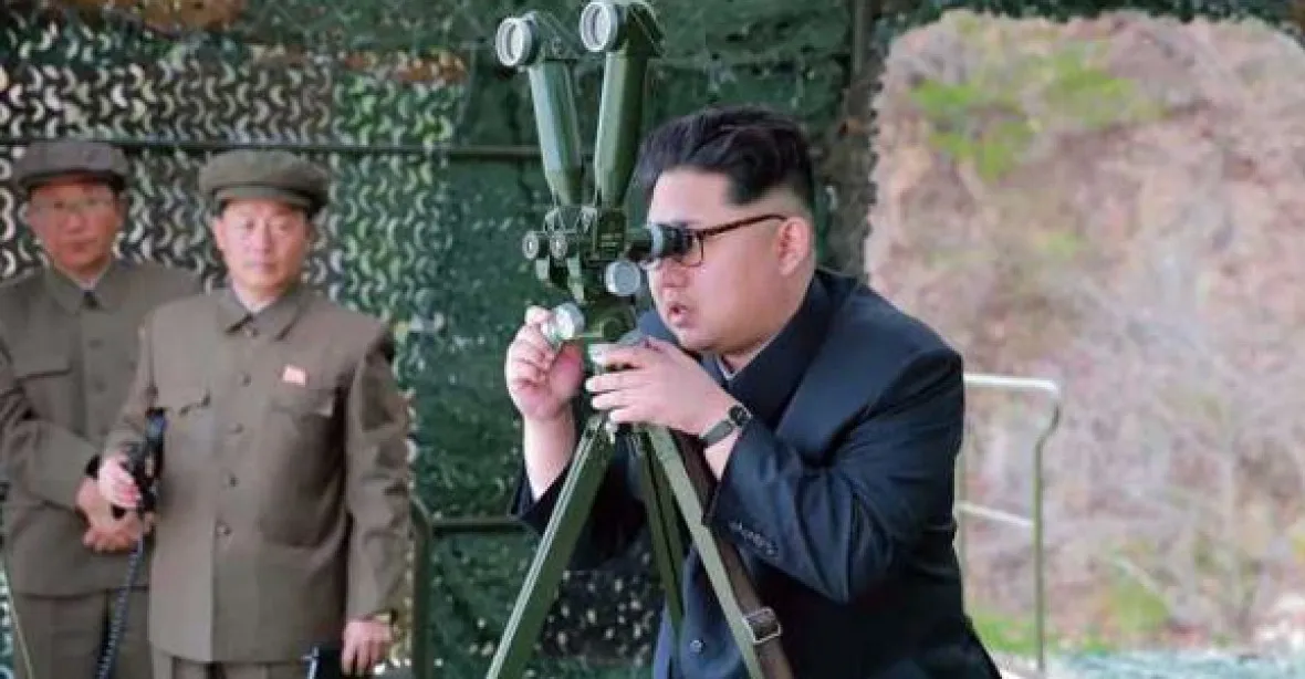 Kim přihlížel testu nové zbraně, uvedla KLDR. Podle Soulu balistické rakety