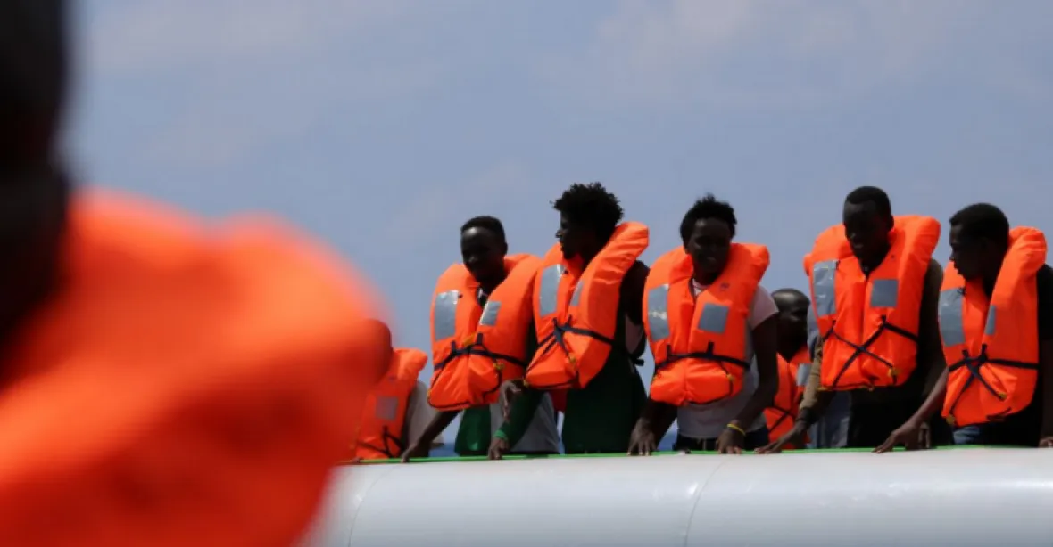 Nakládají, co to dá. Humanitární loď Ocean Viking má na palubě 251 migrantů, kapacitně už nestačí