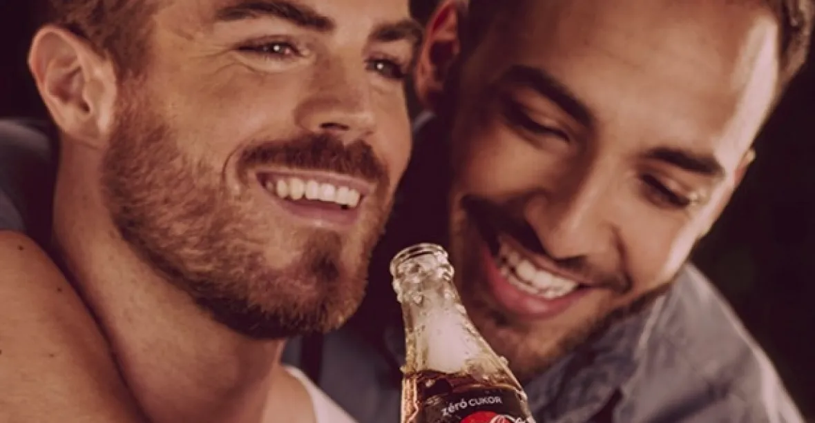 Nacionalisty rozzuřila reklama s homosexuály. Zablokovali vchod do továrny Coca-Coly