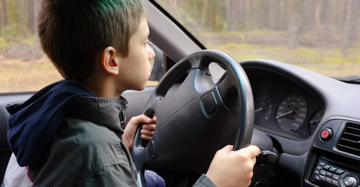 Osmiletý chlapec sebral matce auto a řítil se po dálnici 140 km/h
