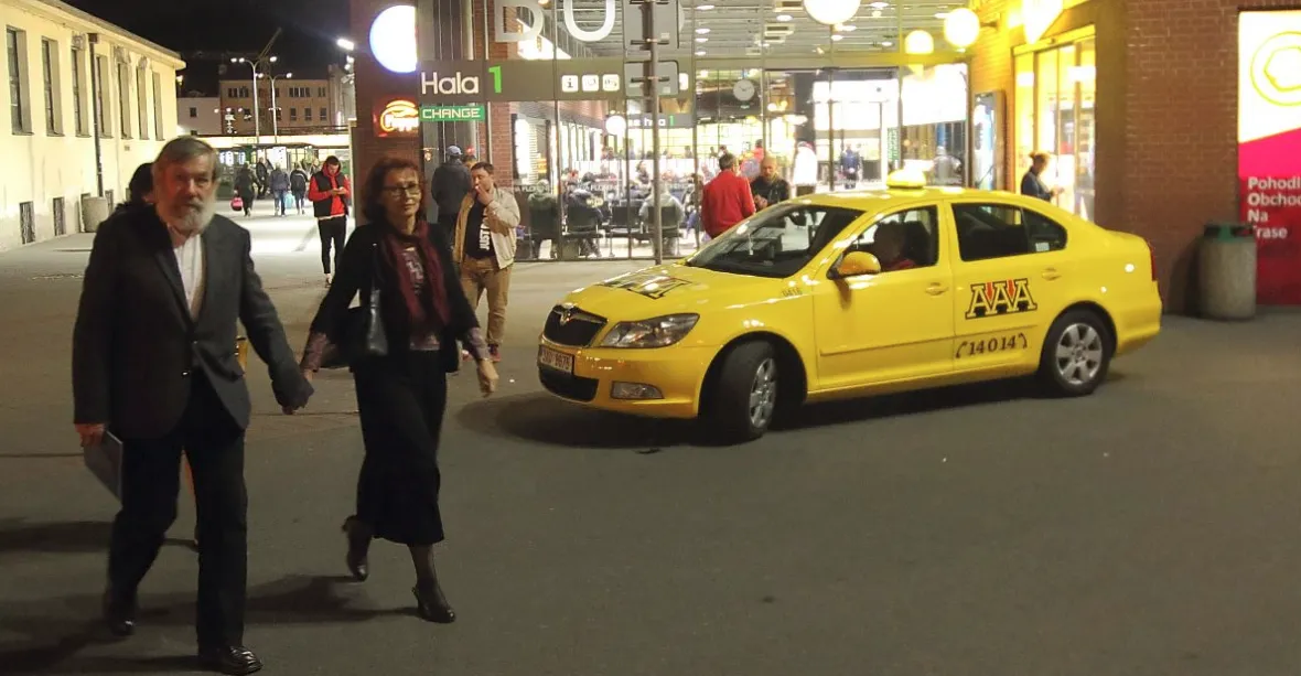 Zlodějští řidiči? Praha je v Evropě páté nejlevnější město pro cestu taxíkem na letiště