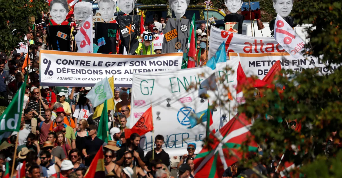 U Biarritzu protestují proti G7 tisíce lidí, policie hlásí první potyčky
