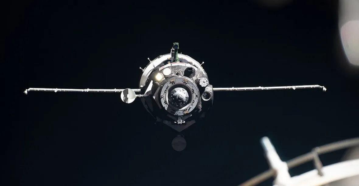VIDEO: Posádka ISS přeparkovala svou loď. Uvolnila tak místo pro robota Fjodora
