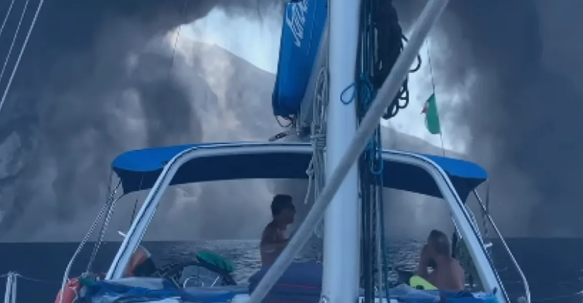 VIDEO: To bylo o fous. Sopka Stromboli opět vybuchla, lidé prchali před explozí na lodích
