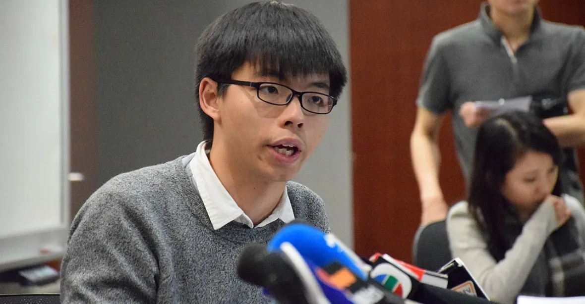 V Hongkongu zatkli prominentního aktivistu Wonga, obvinili jej z organizace protestů