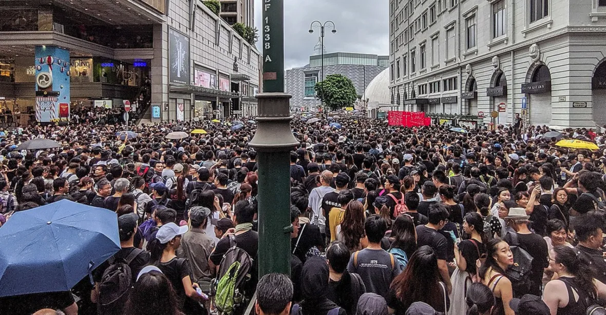V Hongkongu protestovaly tisíce lidí, policie stříkala z děl modrou vodu