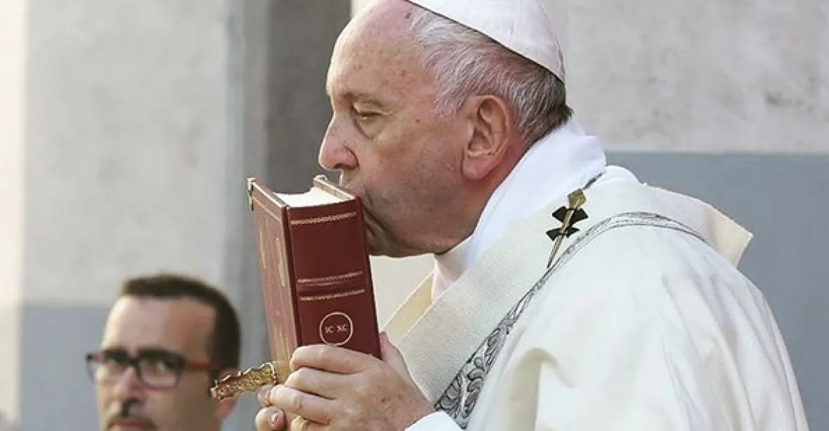 Papeže osvobodili z výtahu hasiči. Povýší 13 římskokatolických prelátů na kardinály