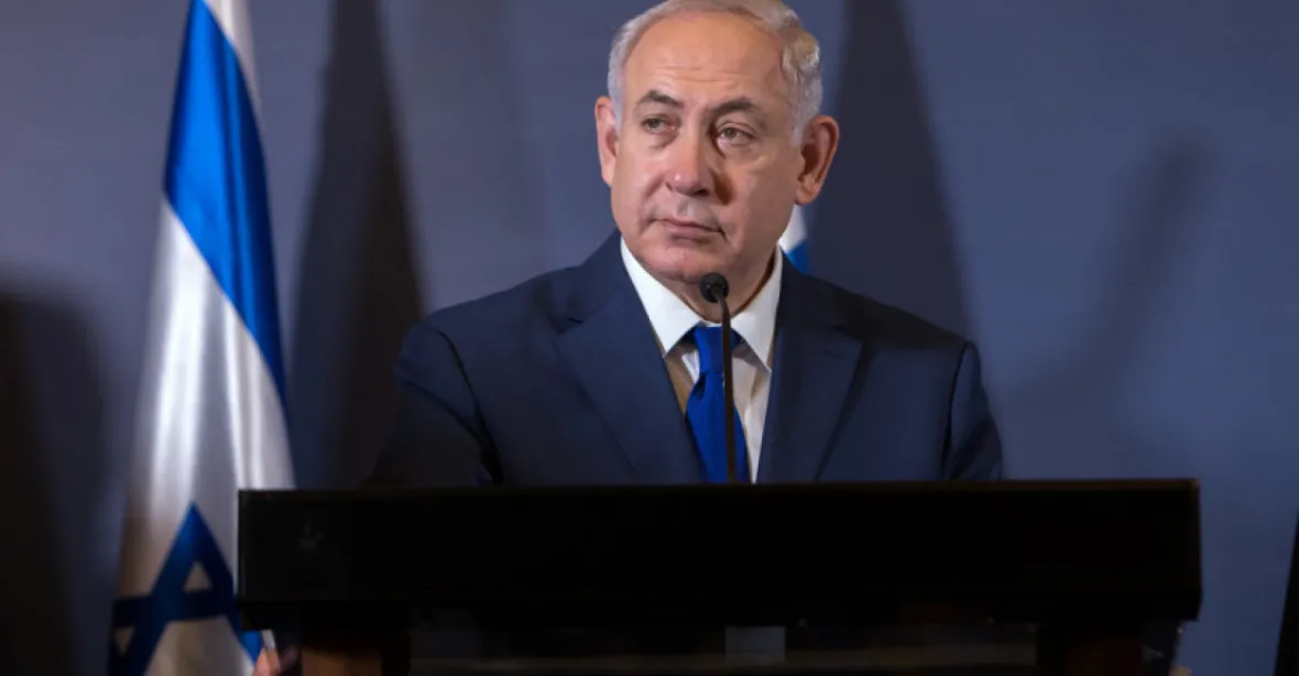 Netanjahu chtěl do volebních místností instalovat kamery. Narazil v parlamentu
