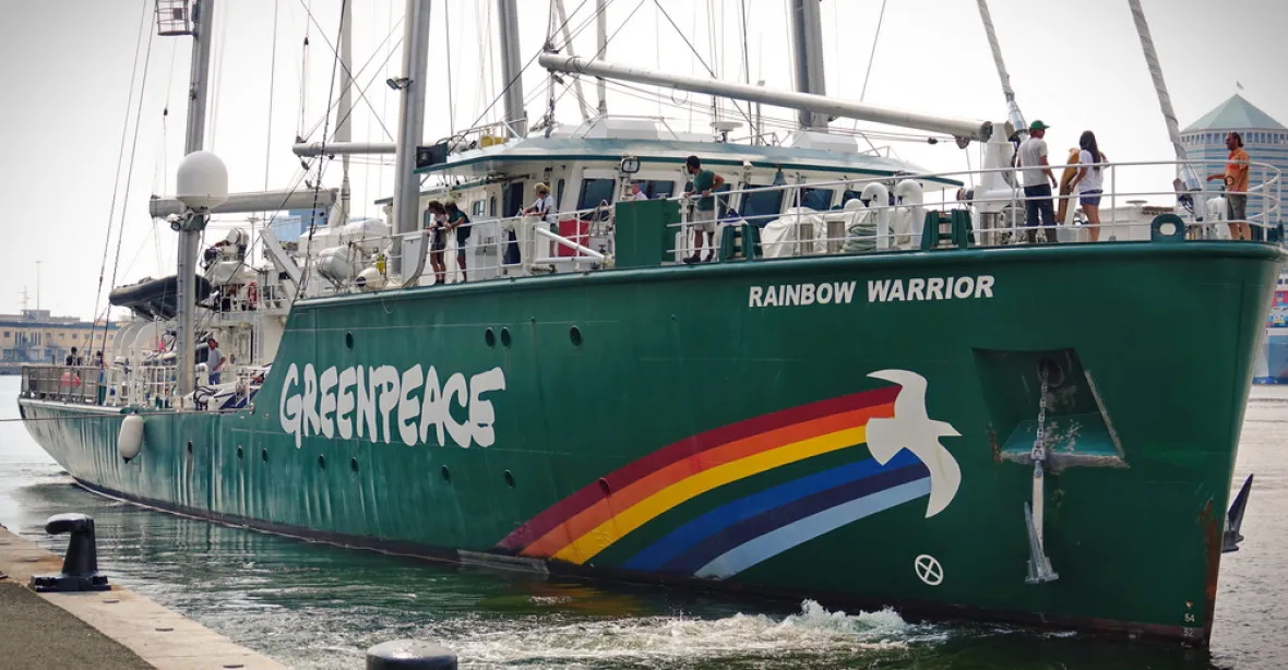 Polské komando vtrhlo na loď Greenpeace, která blokovala vykládku uhlí