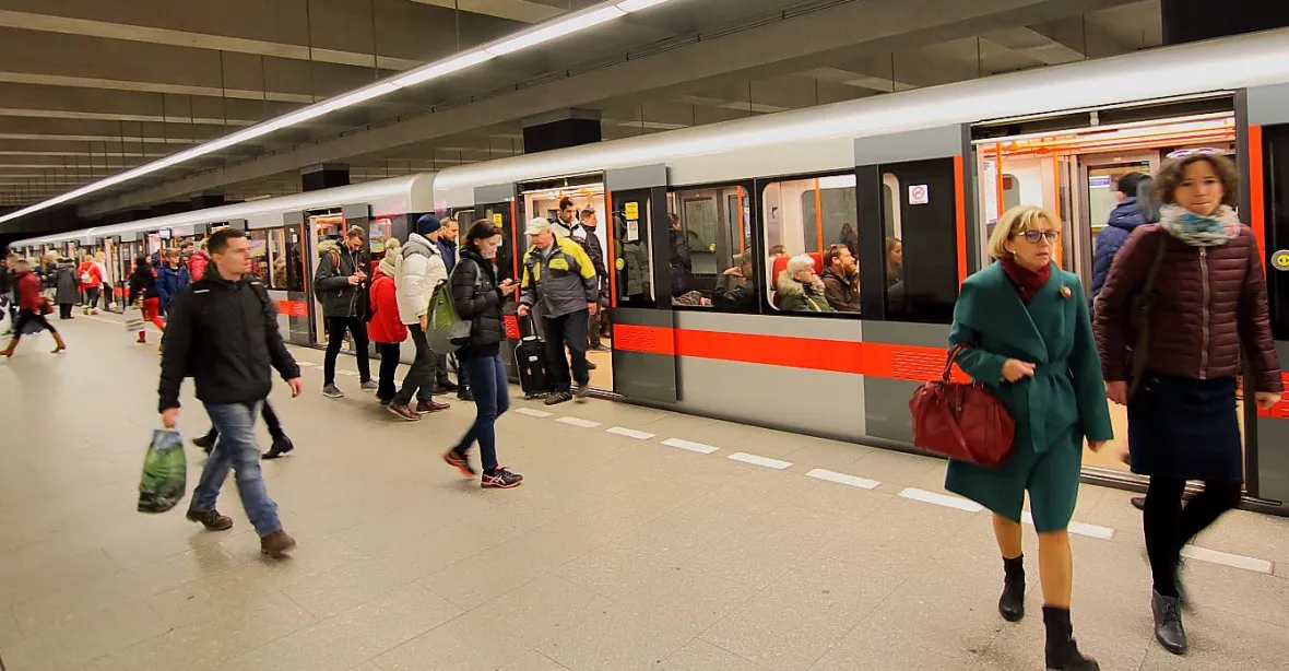 Metro v Praze bude moci jezdit i bez strojvůdců. Zpočátku to bude dražší