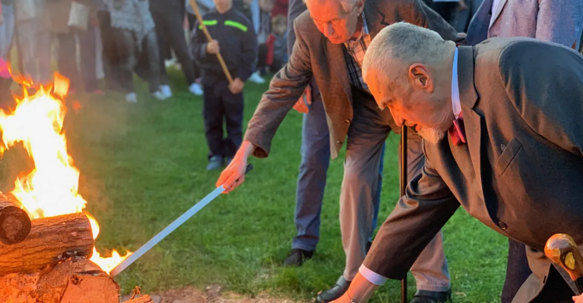 Zeman v Lánech zapálil vatru k výročí Masaryka. Schwarzenberg připomněl jeho principy