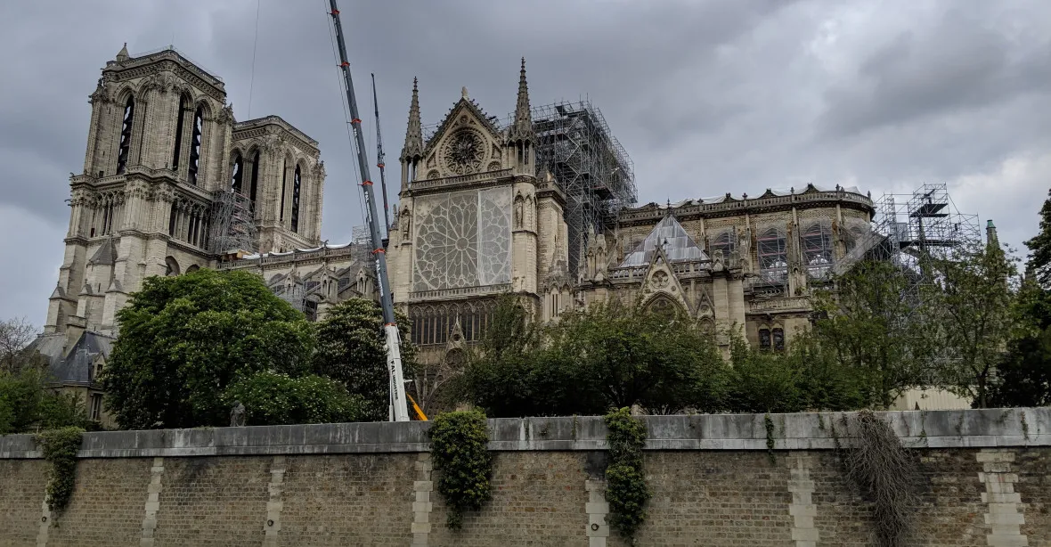 Francie dost rychle nevarovala před olovem v ovzduší, píší o požáru Notre-Dame noviny