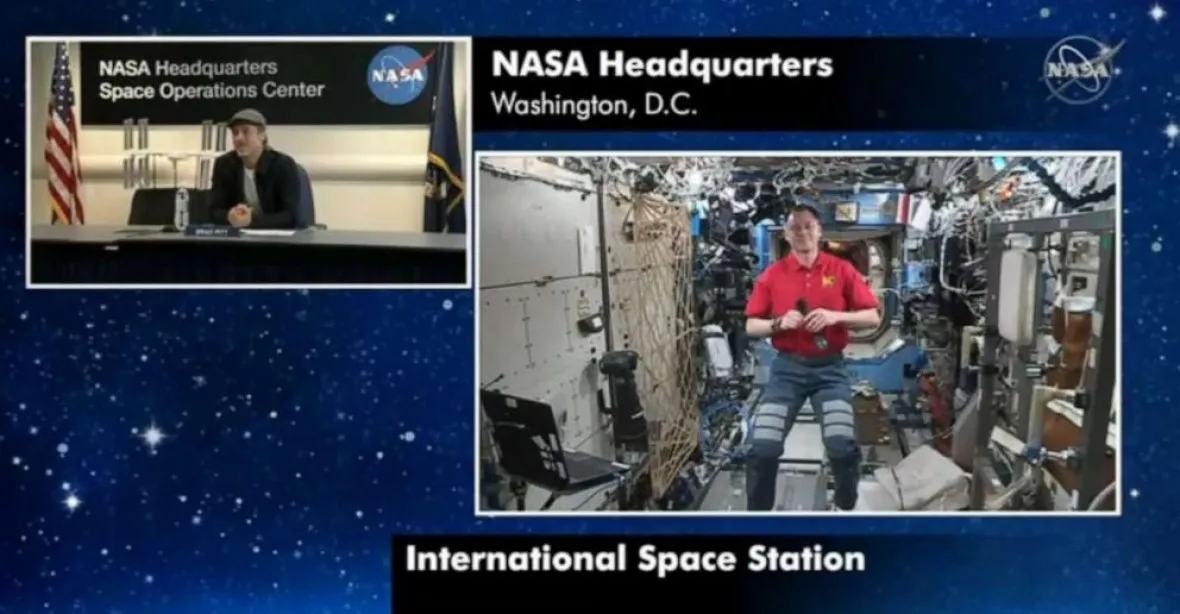 Hollywoodský telefonát do vesmíru. Brad Pitt zavolal na ISS