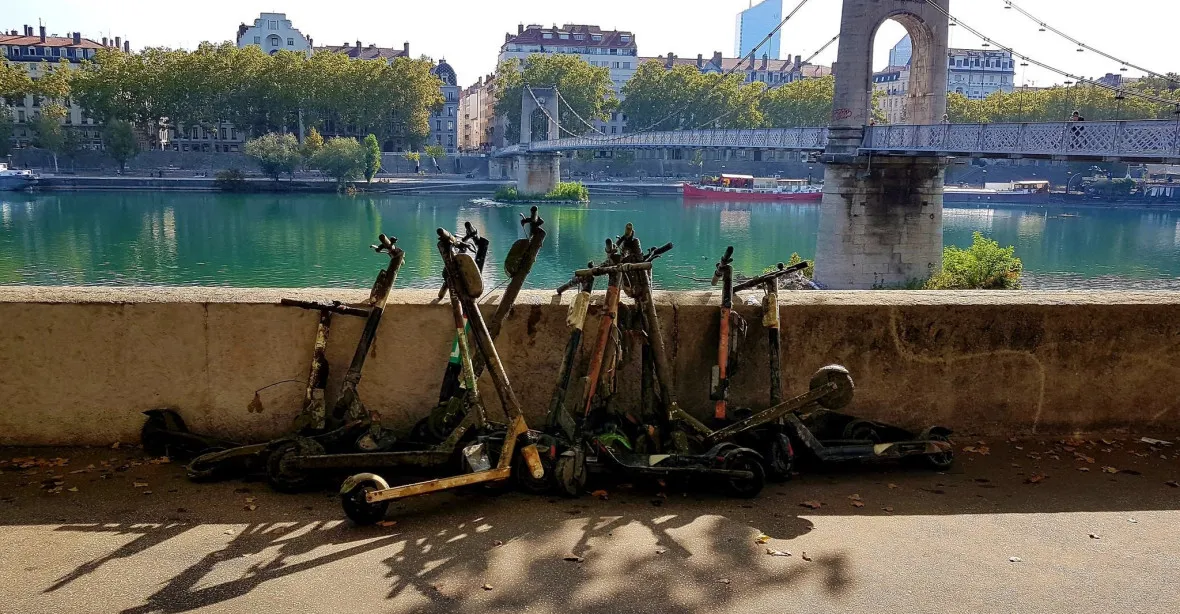 Potápěči vylovili z řek v Lyonu přes 100 elektrických koloběžek