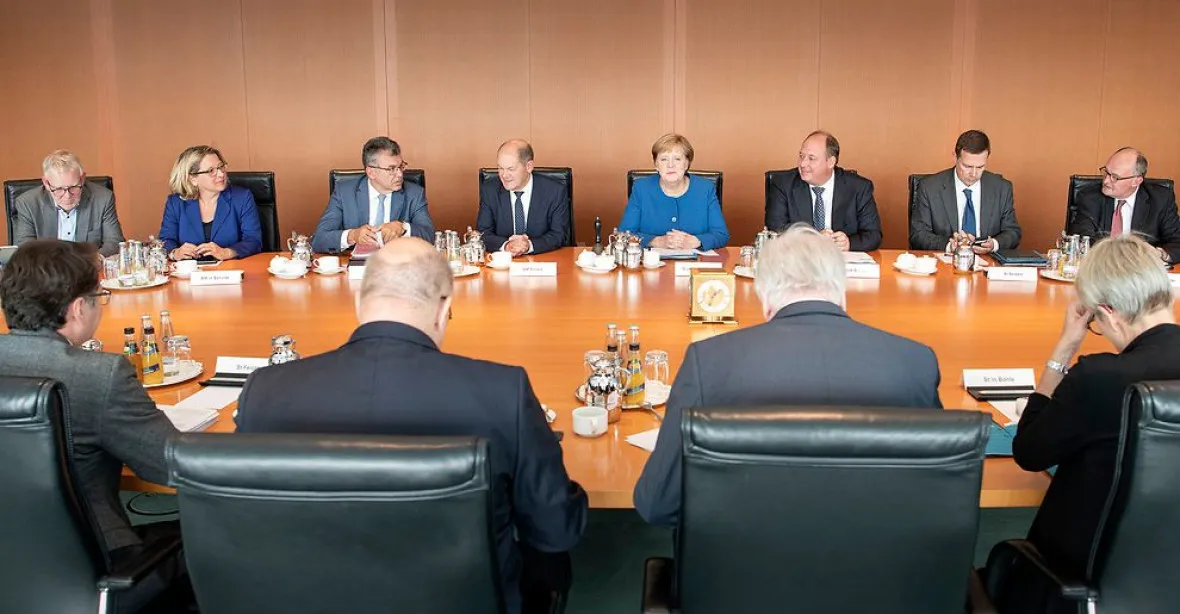 Skandál, totální selhání? Merkelová je terčem tvrdé kritiky opozice i aktivistů za klimatický balíček
