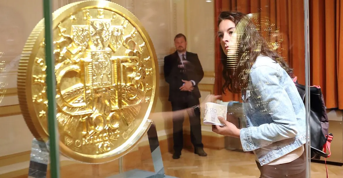 FOTOGALERIE: Největší zlatá mince nebo pracovna guvernéra. ČNB se otevřela lidem