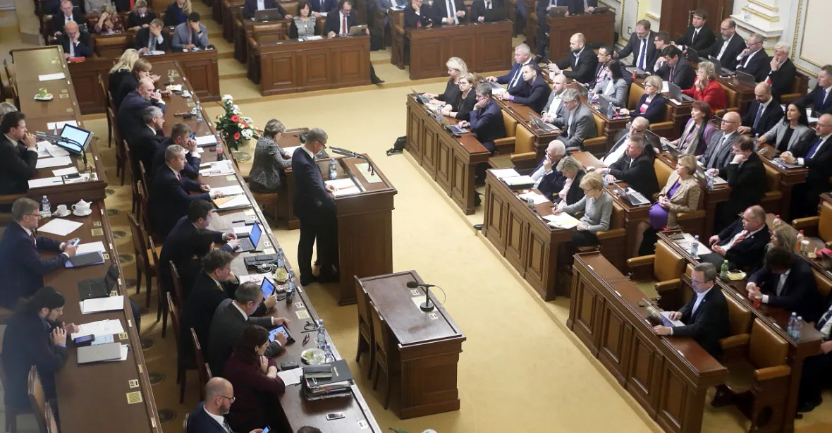 ON-LINE: Sněmovna jedná o ústavní žalobě na Zemana