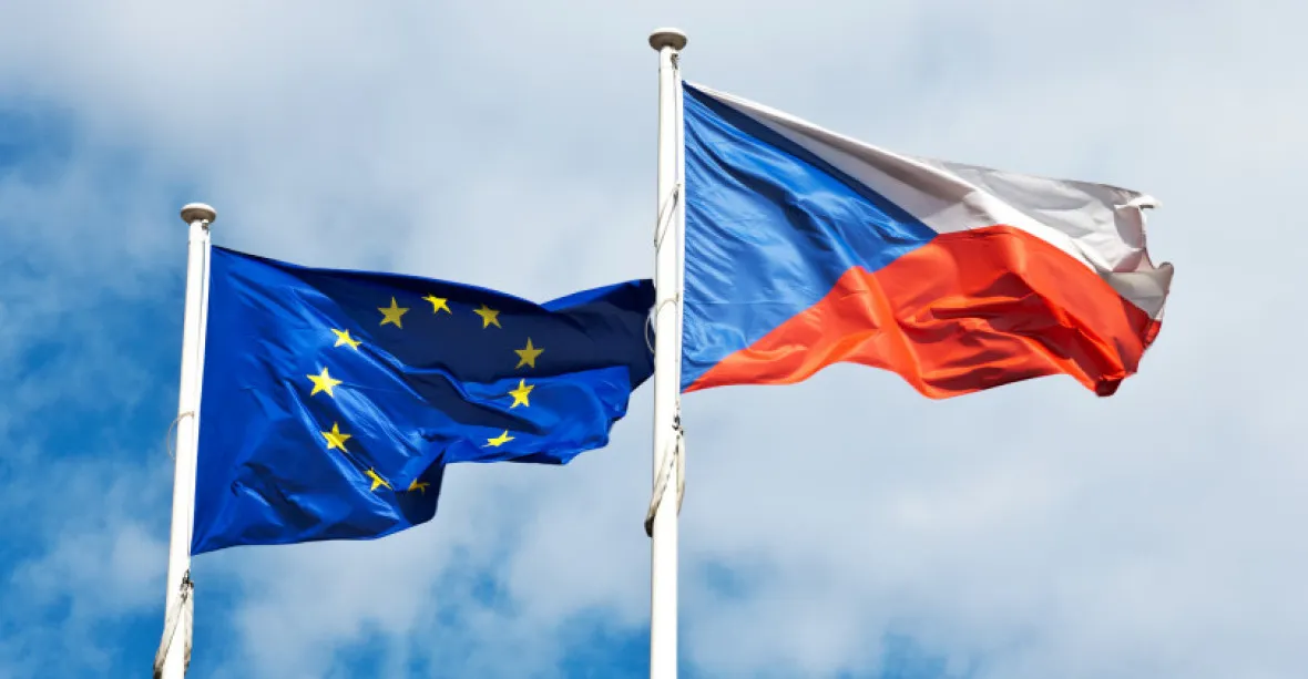 České předsednictví EU bude stát přes miliardu. Petříček chce po Schillerové víc peněz
