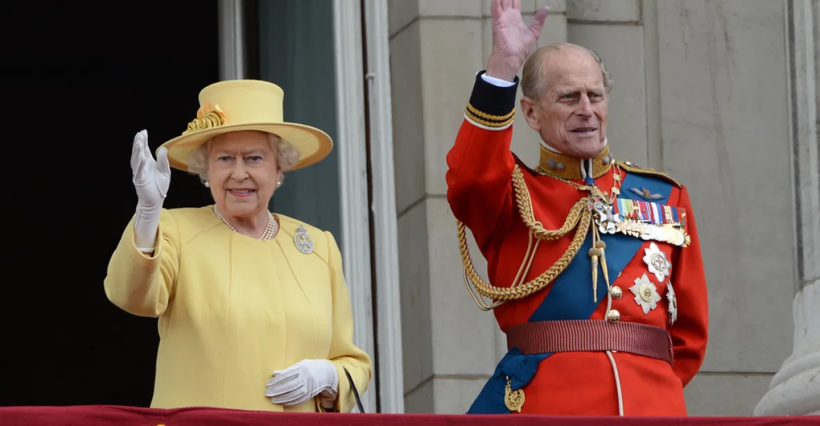Konec dlouhé schůze. Královna Alžběta potvrdila přerušení činnosti parlamentu do příštího pondělí