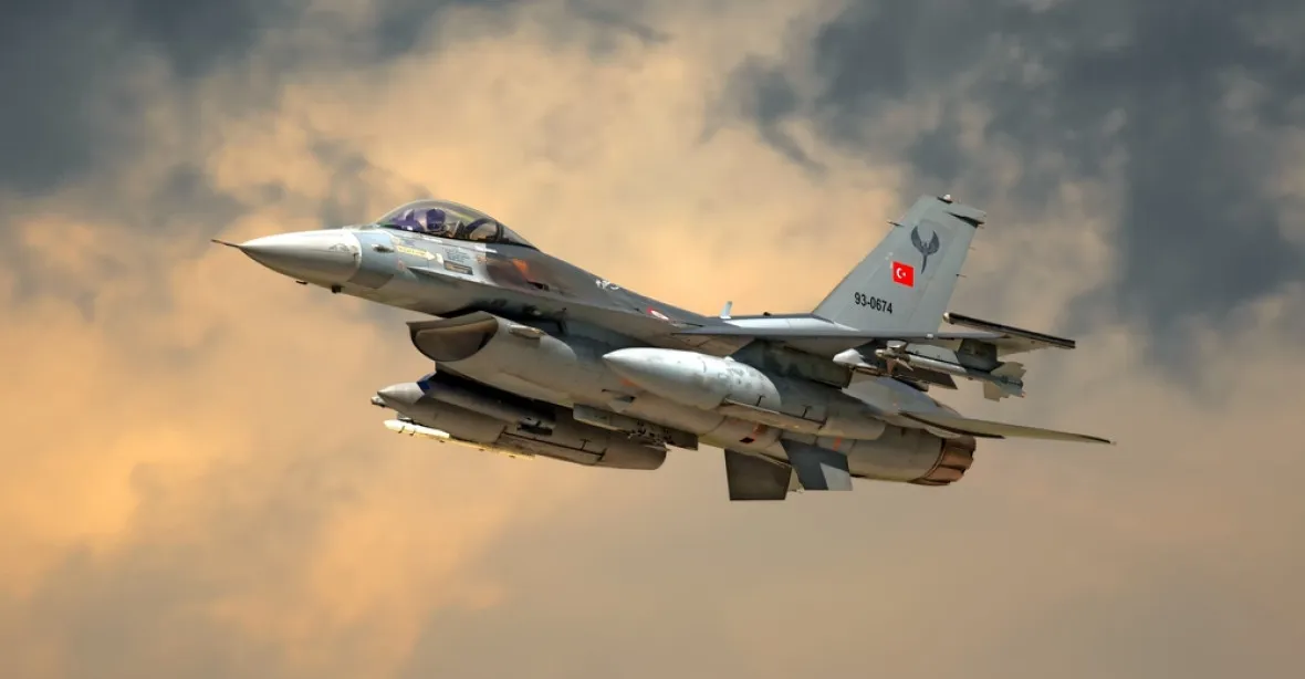 Turecko zahájilo ofenzivu proti Kurdům, ti mluví o panice a žádají bezletovou zónu