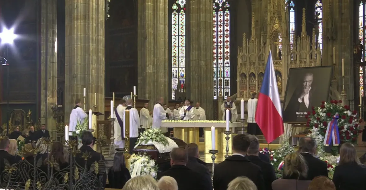 Ve svatovítské katedrále se konala zádušní mše za Karla Gotta. Na Hradě se sešly stovky fanoušků