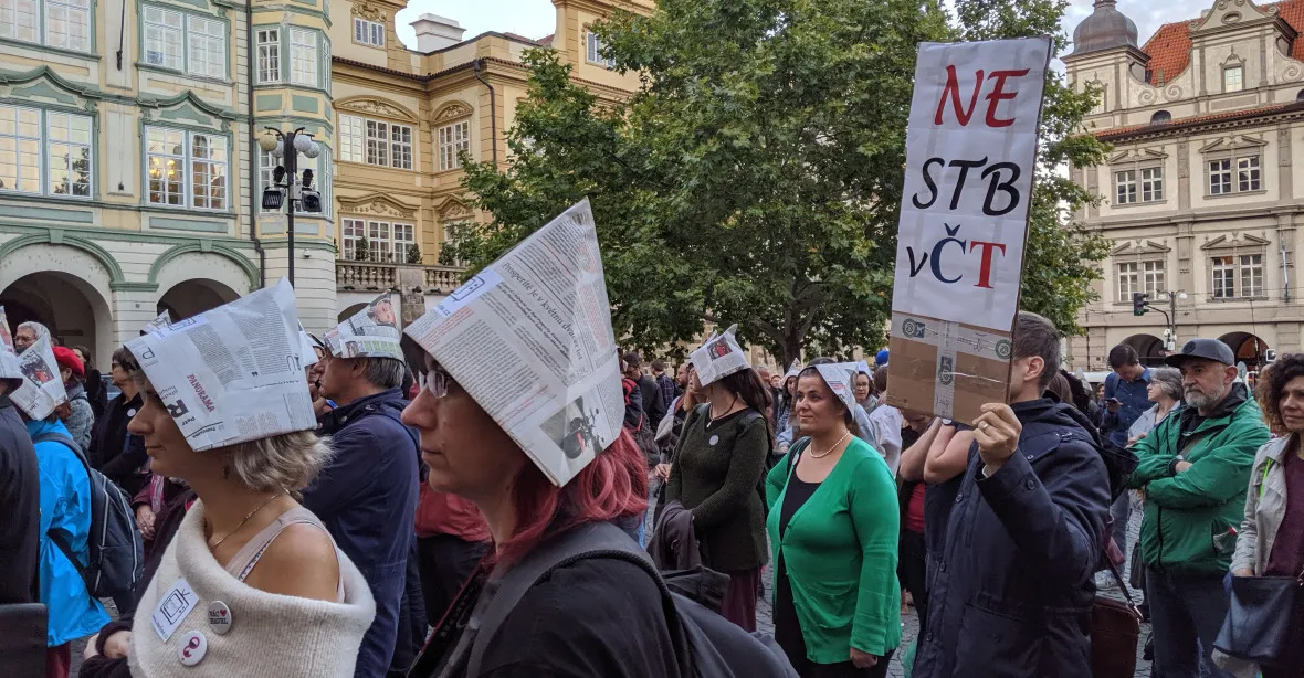 Demonstranti na podporu ČT měli čepice jako Večerníček