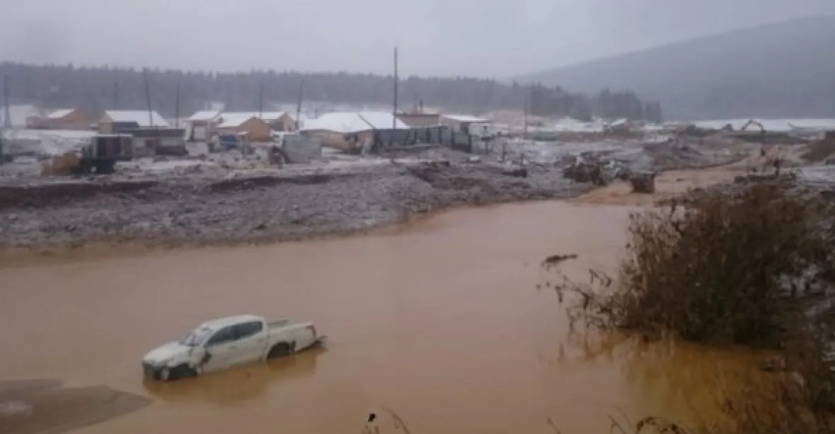 VIDEO: Na Sibiři se protrhla přehrada, zahynulo nejméně 15 zlatokopů
