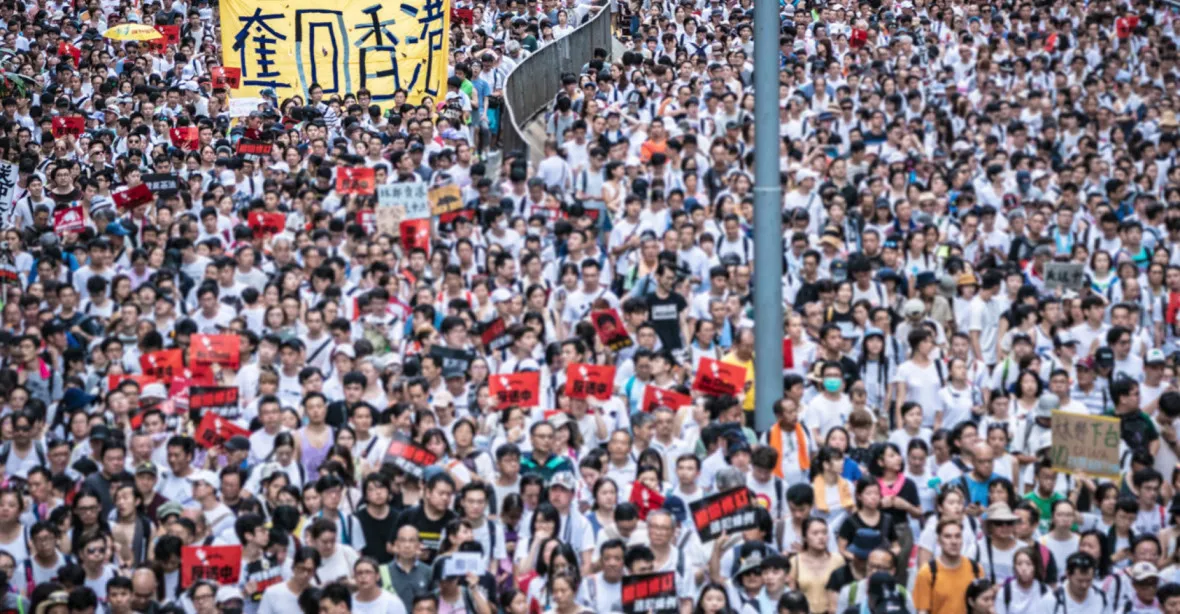 V Hongkongu pokračují demonstrace a narůstá brutalita. V ulicích bylo 350 000 lidí