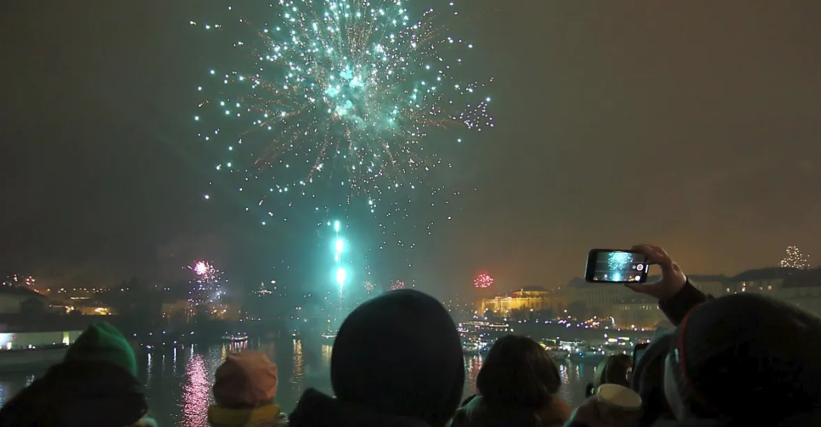 Boj o tradiční ohňostroj. Praha vypsala nový tendr na novoroční videomapping