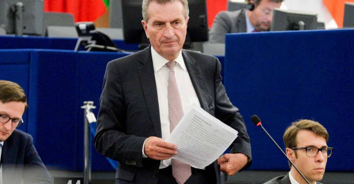 Podle komisaře Oettingera by měla EU posílat Turecku na uprchlíky méně peněz