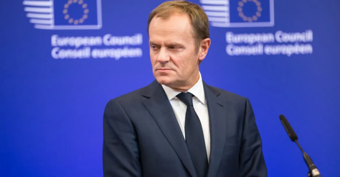 Státy Evropské unie schválily tříměsíční pružný odklad brexitu, oznámil Tusk