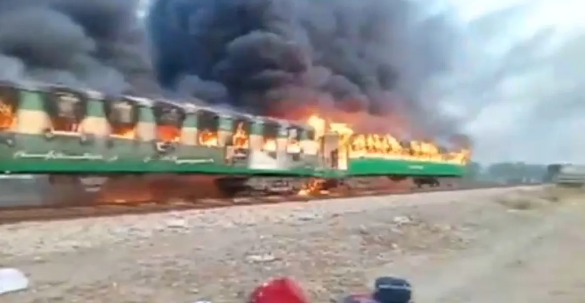 Přes 70 obětí po požáru vlaku v Pákistánu. Neštěstí patrně způsobil vařič