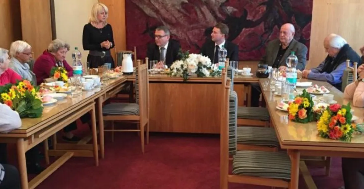 Ministr Zaorálek řešil spory v Lidicích. Zaručil, že se postará, aby památník plnil svou roli